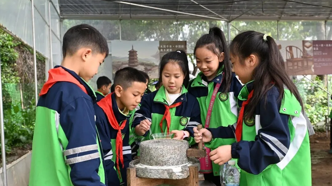 城市变“行走课堂”！春假首日，孩子们在成都解锁N种玩法