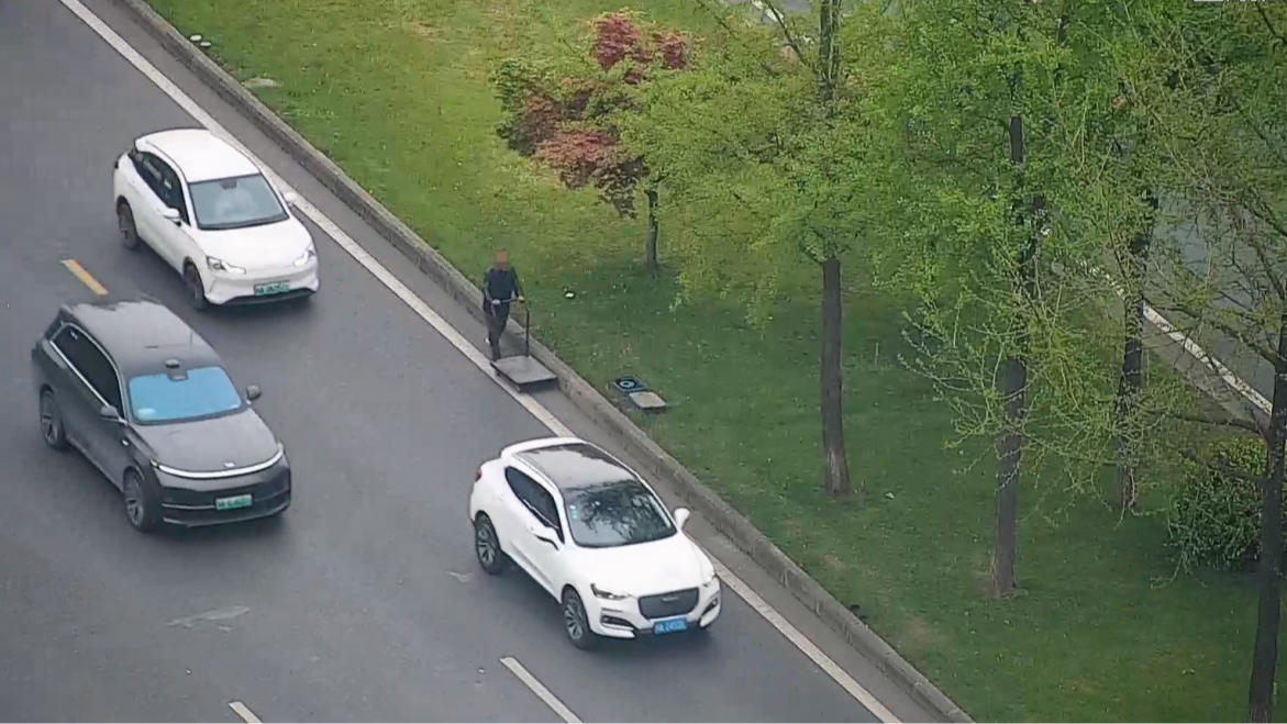 暖心守护！93岁老人误入三环路主路  成都交警紧急救助平安送回