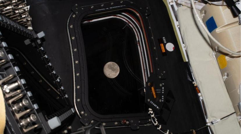 美国载人绕月任务打破人类距离地球最远飞行纪录