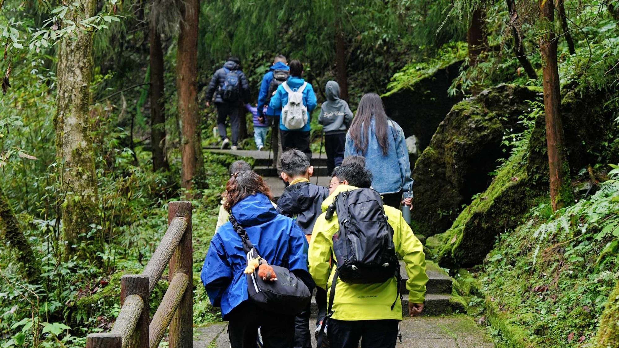 清明春假叠加 西岭雪山免票惠民引近2万游客踏青 亲子家庭占七成