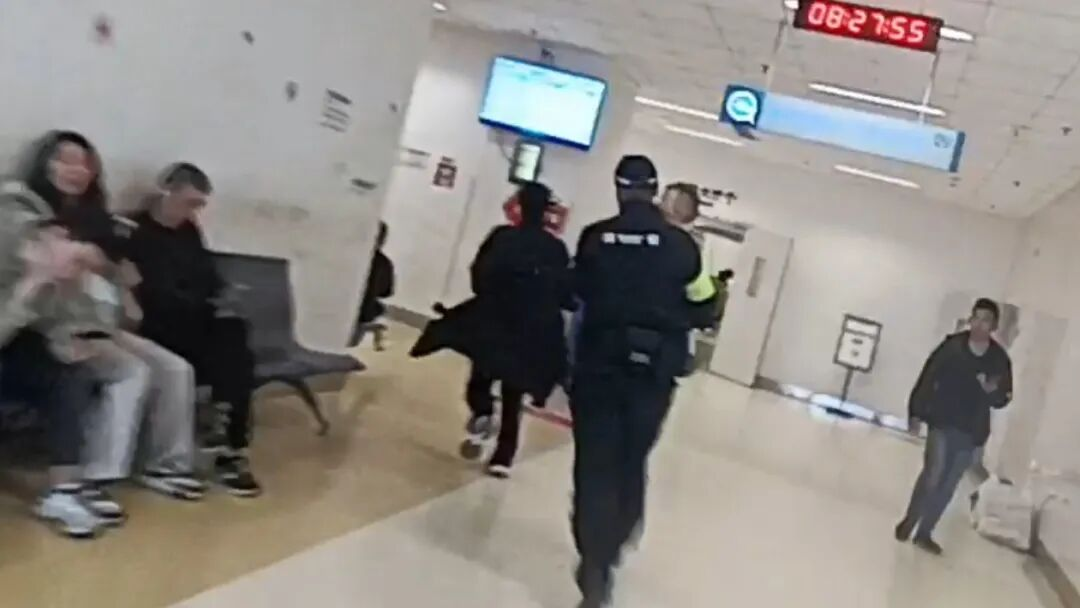 惊险！孩子误吞强腐蚀“爆炸盐”，成都民警一路鸣笛狂奔送医