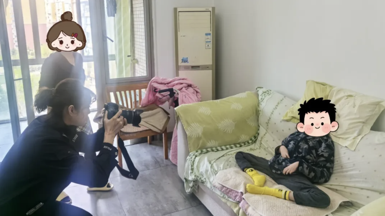 这抹“藏蓝”很暖心！群众办证难 成都民警上门解民忧