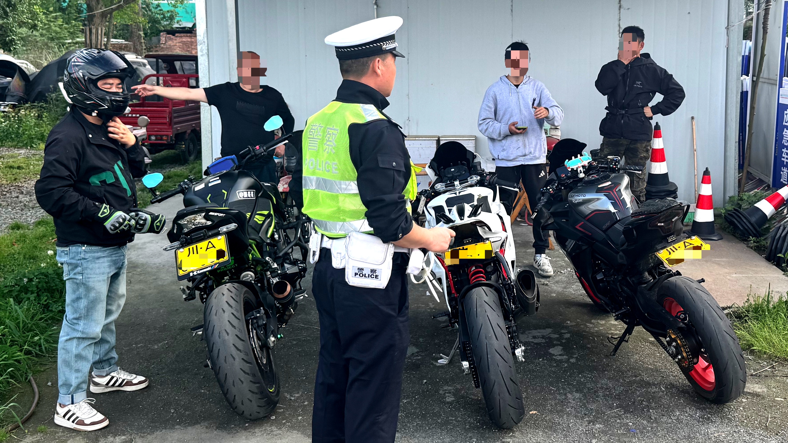 聚焦“六车四重点”违法行为整治 成都交警开展“靖路2026”专项行动