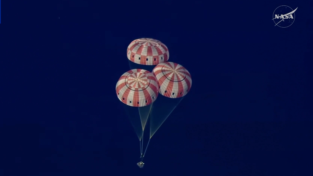 美载人绕月飞船溅落在预定海域