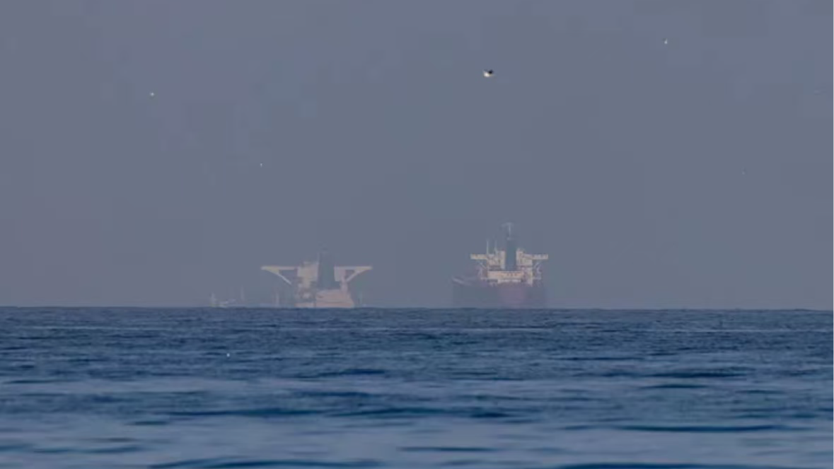 美媒称数艘美国海军舰船通过霍尔木兹海峡