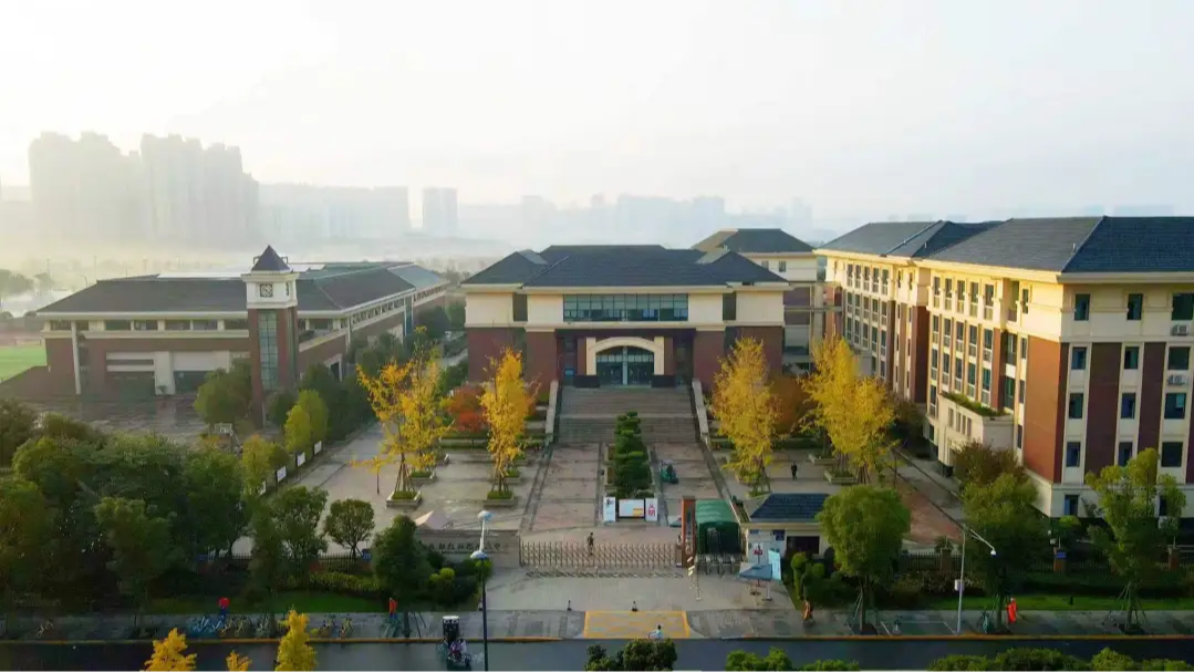 今年9月成都高新区2所学校开办高中部，首届共招收8个高中班