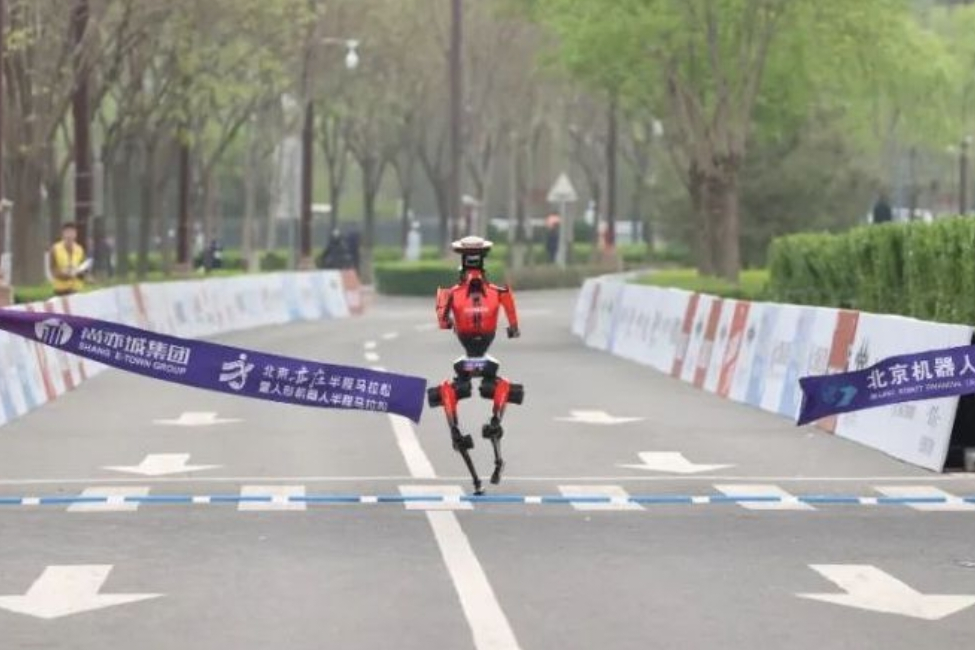 齐天大圣队“闪电”夺得2026人形机器人半马冠军