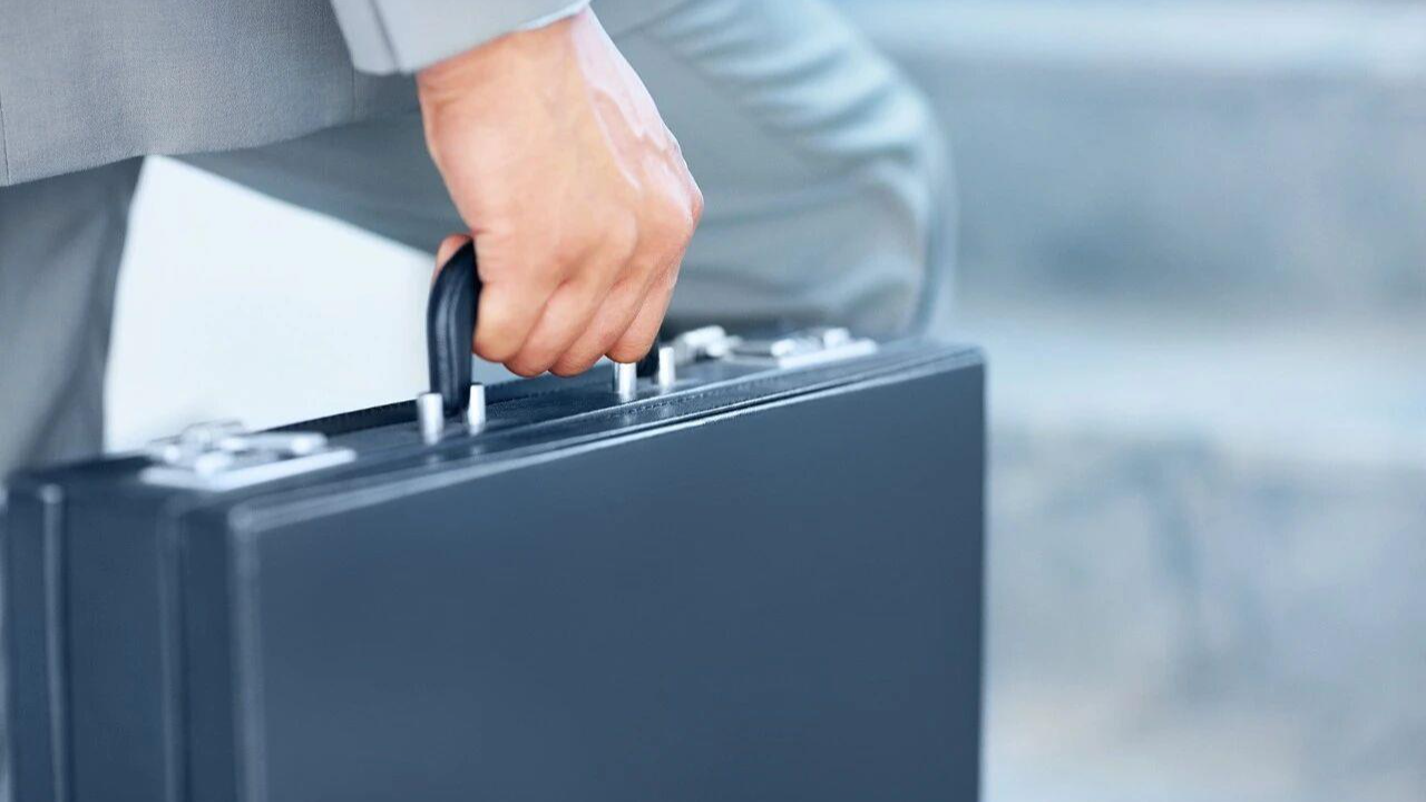 将涉密文件带回家遭“好友”偷拍传至境外 国安机关披露多起失泄密案件