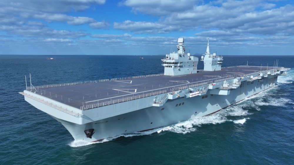 海军四川舰赴南海开展试验训练