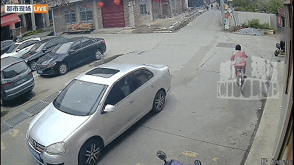 “两初中女生帮扶摔倒老人遭索赔22万”有新进展  女孩父母：原告方已撤诉