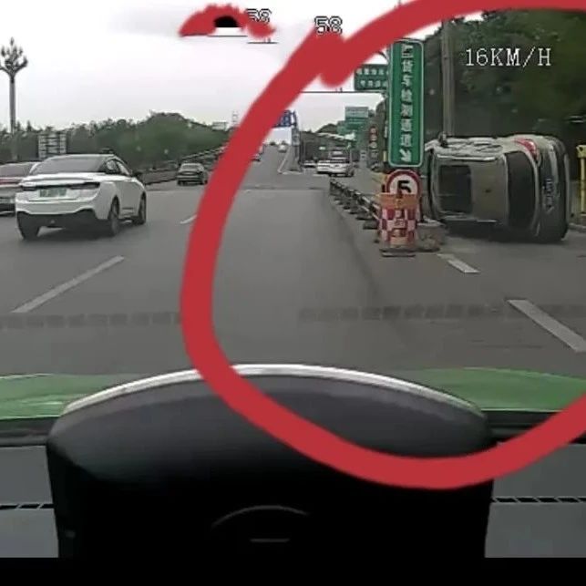 好样的！路遇车辆侧翻，温江人联手救援→
