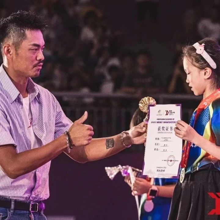 “羽”光同行！林丹为温江小“花”颁奖