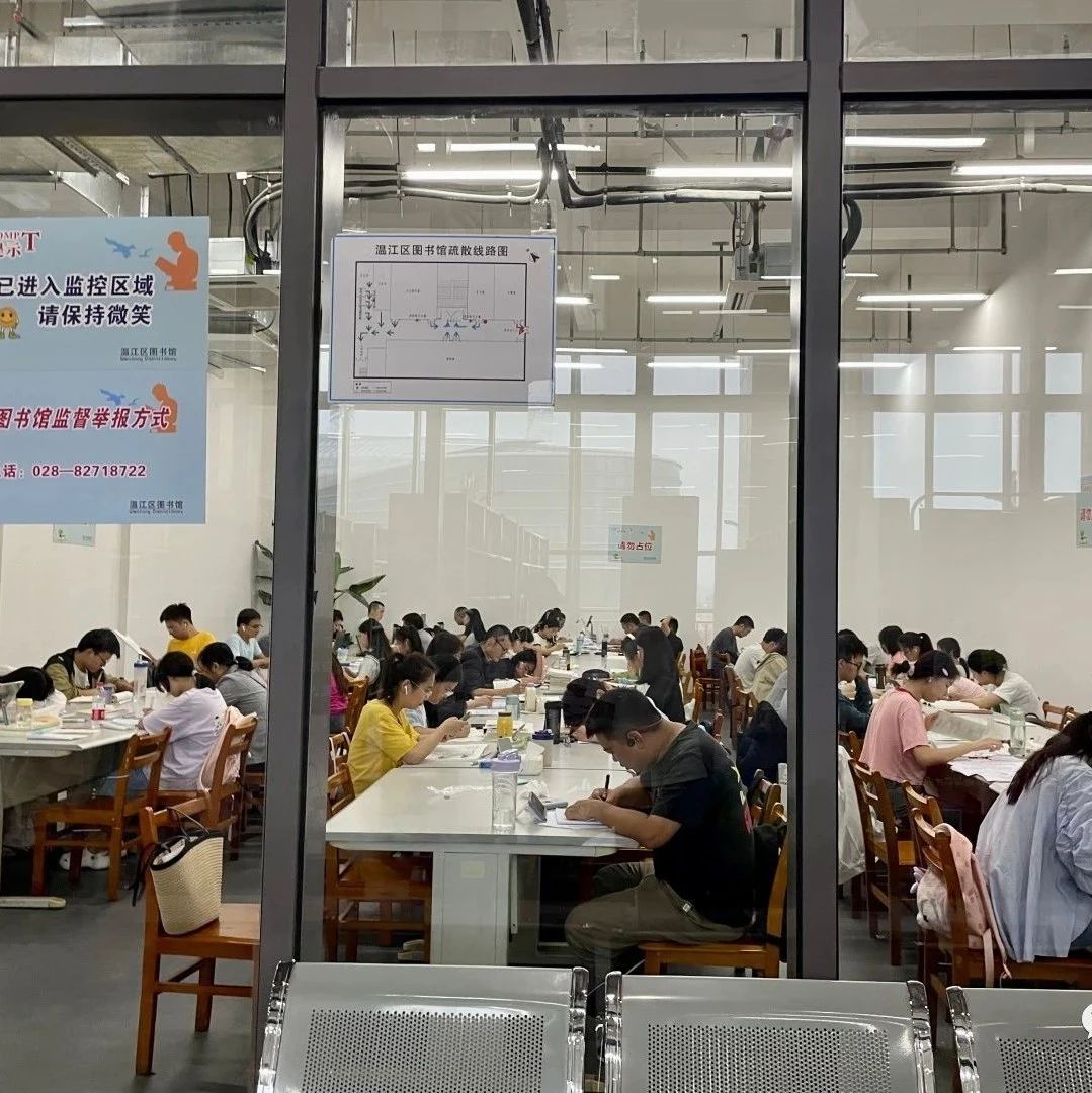 暑期读书“热”，4万余人“泡”区图书馆