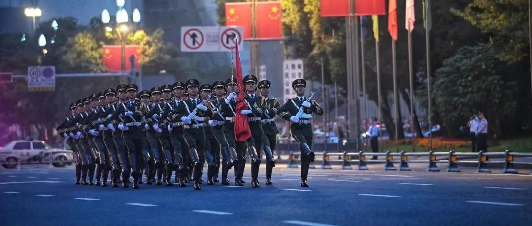 锦绣蓉城，国旗飘扬！我亲爱的祖国，生日快乐！