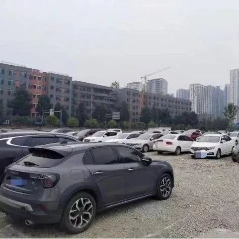方便！温江这片闲置空地变临时停车场→