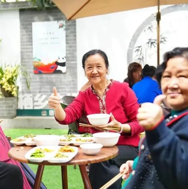 民生实事直通车发车啦，市民代表点赞“一老一小”服务