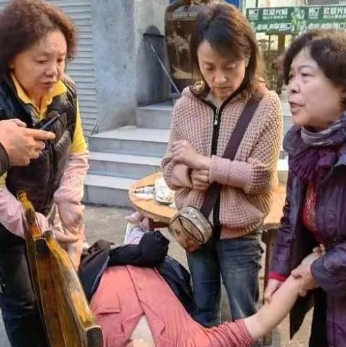 女子突发晕厥！温江退休医生组团上演教科书式施救
