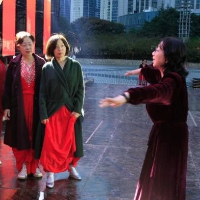 温江一家亲！发挥特长，退休后她在老年大学当老师