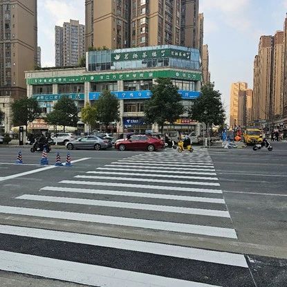 这条斑马线暖心！路口“微改造”优化通行~