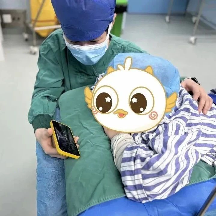 手术室里的动画片，小患者眼里温暖的光！