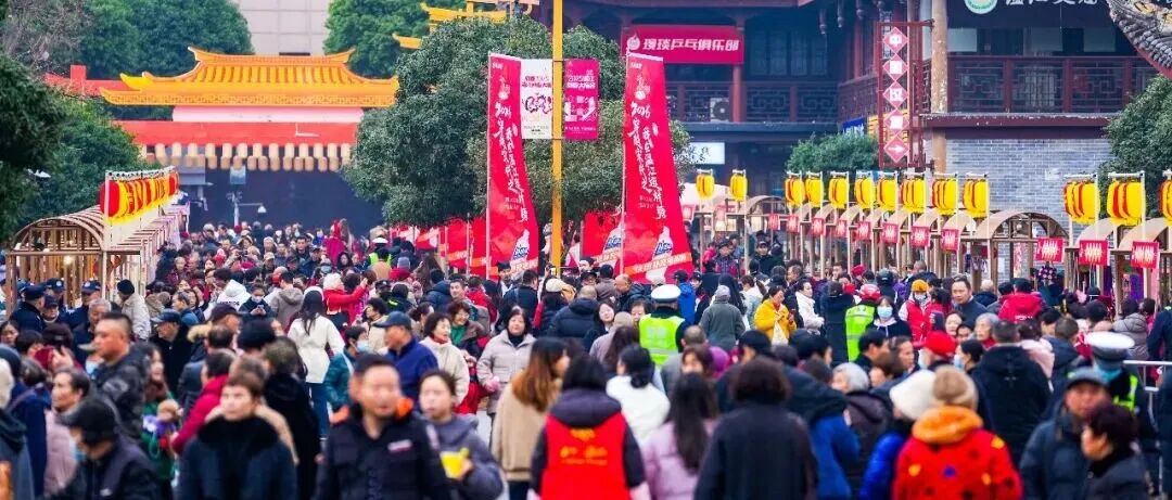 兑交子、逛坊市、NPC互动……听说他们在温江村糖会“穿越”了～