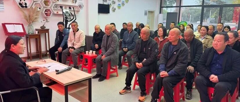 带着全国两会“热气”回村，陶勋花和大伙儿摆起了“龙门阵”