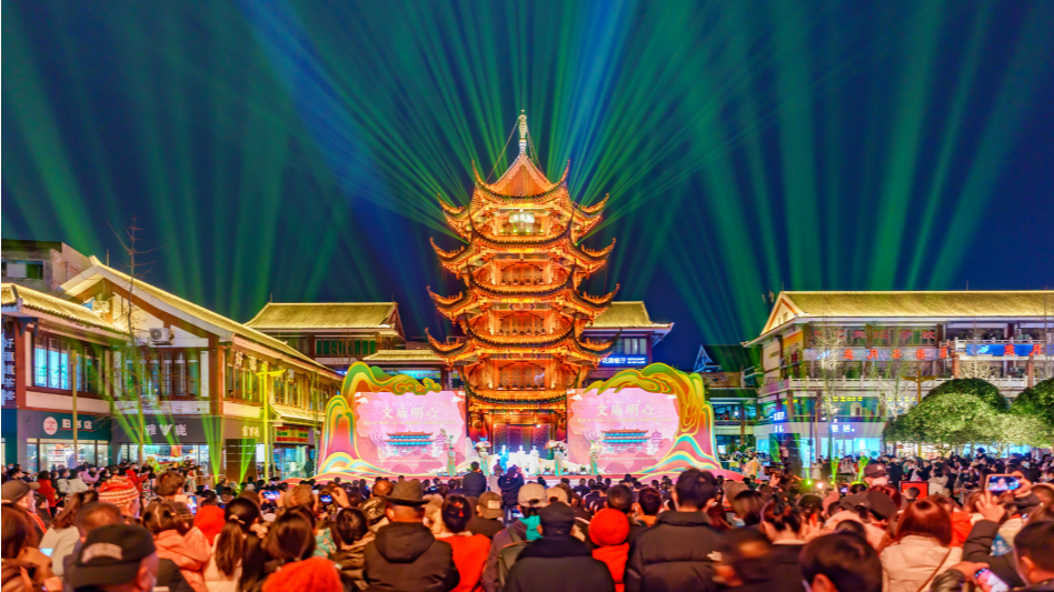 Colorful Lights Brighten Confucian Temple以亮灯昭示，让文庙归来