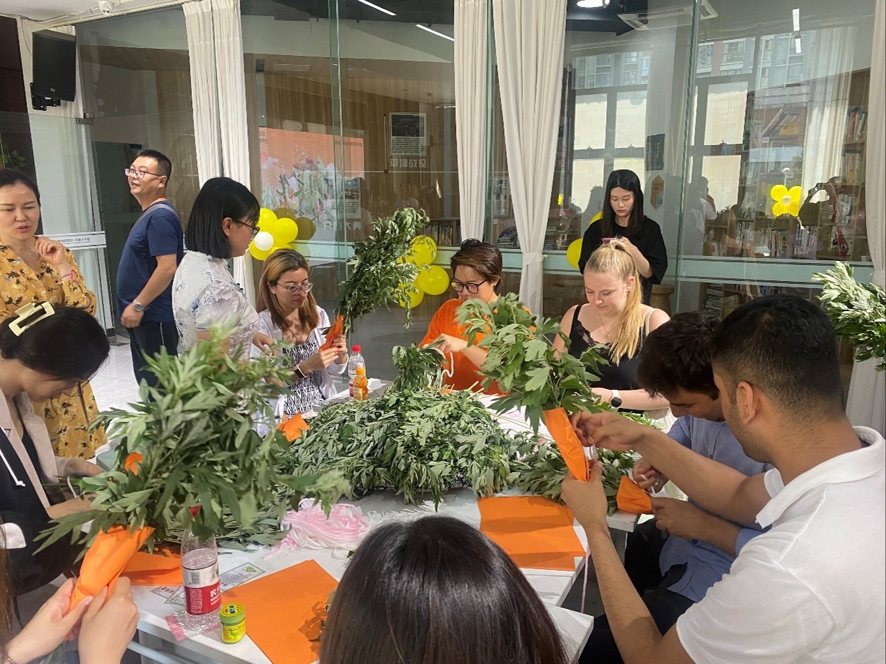 "Express Chinese Culture to the World"&mdash;Dragon Boat Festival Theme Activity Held in the International University Town Community 中国文化，世界表达&mdash;&mdash;大学城国际化社区端午节主题活动来了