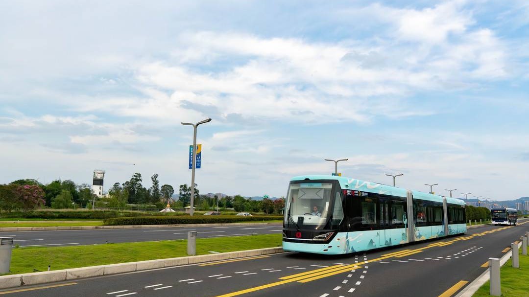 天府融媒看大运丨智轨列车再次亮相成都：直通大运会主场馆 今起载客试跑