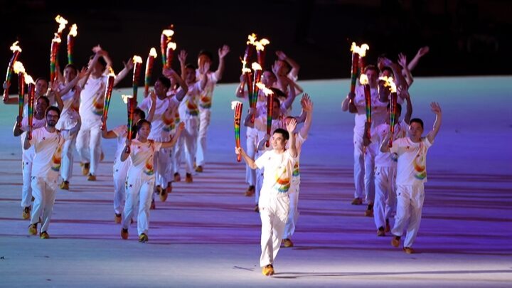 天府融媒看大运｜骄傲！自贡姑娘吴艳妮与其他火炬手共同点燃圣火