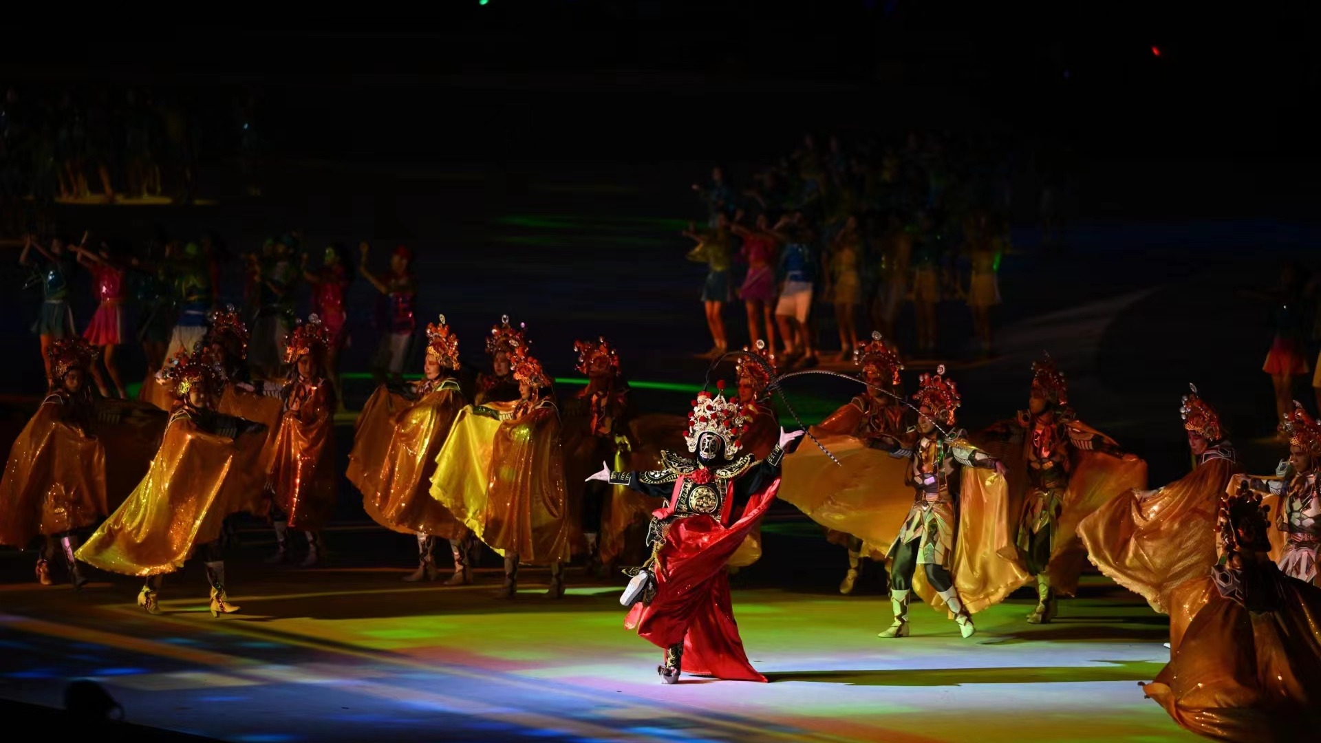 天府融媒看大运丨川剧变脸惊艳成都大运会开幕式！他20秒变出12张脸，最后一张原型是“花花”