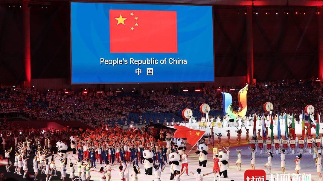 天府融媒看大运丨成都大运会开幕式“显眼包”蓉宝圈粉 川艺领队：35个00后，大部分是女生