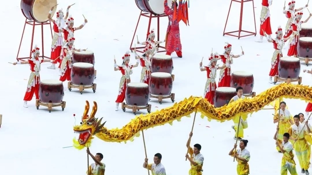 天府融媒看大运｜眉山这家学院创作《龙腾盛世》，精彩亮相成都大运会开幕式仪式前表演→