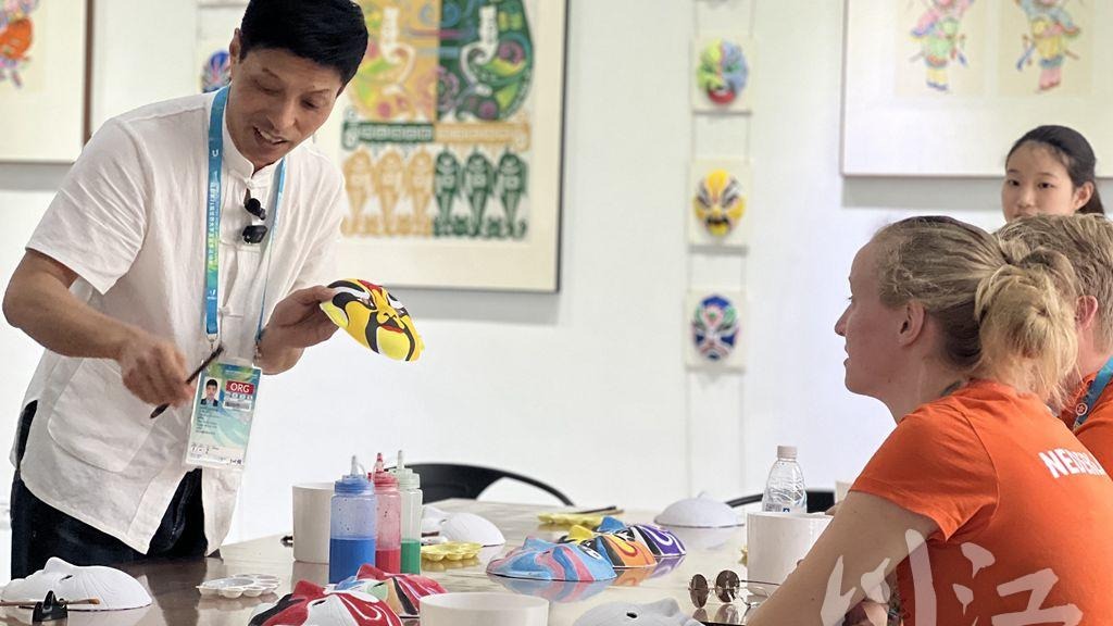 天府融媒看大运｜泸州城市宣传官王世宏：提前跟女儿学英语，当好非遗推广员