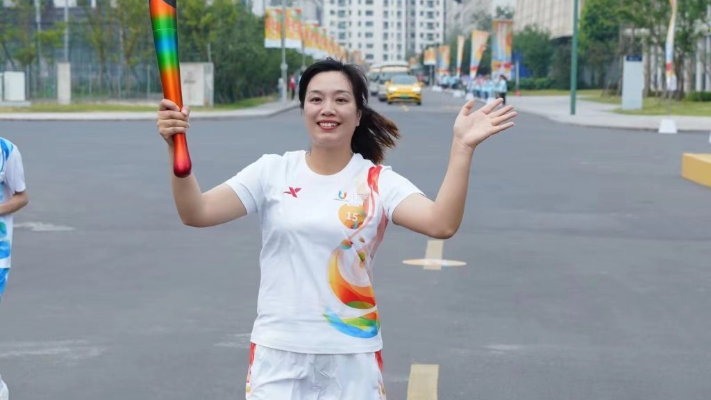 天府融媒看大运｜从“背篼老师”到大运火炬手