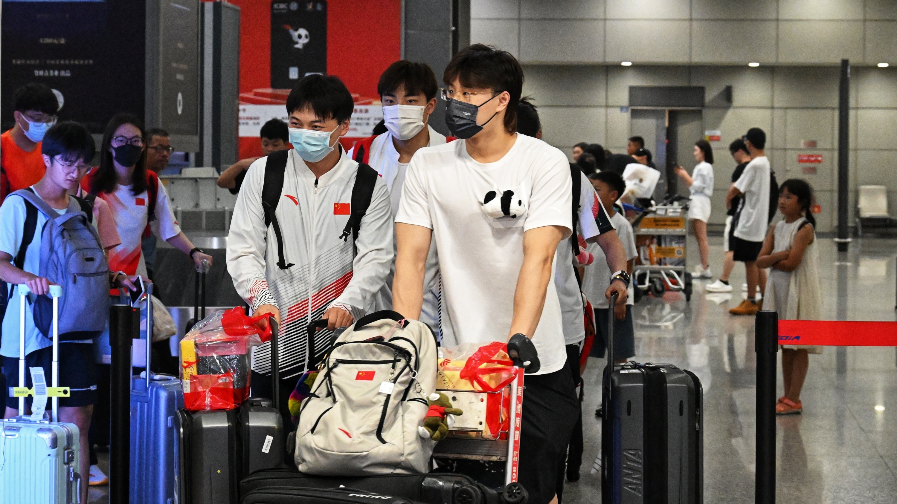 天府融媒看大运丨挂着熊猫配饰，覃海洋、张雨霏深夜抵蓉！按计划今日亮相成都大运会赛场