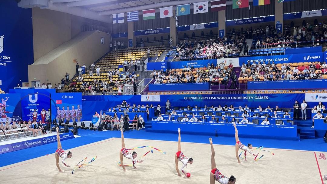 天府融媒看大运｜冠军父亲的爱与克制：躲在观众席后没敢看一眼，怕影响孩子比赛