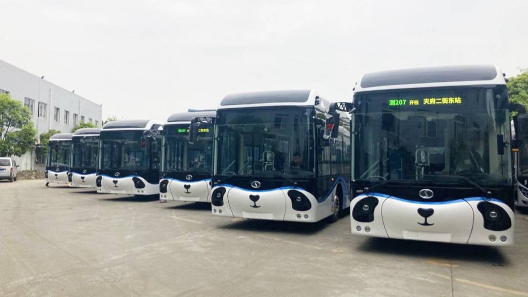 天府融媒看大运｜超萌熊猫、太阳神鸟 成都上新418辆新能源公交车助力绿色低碳大运