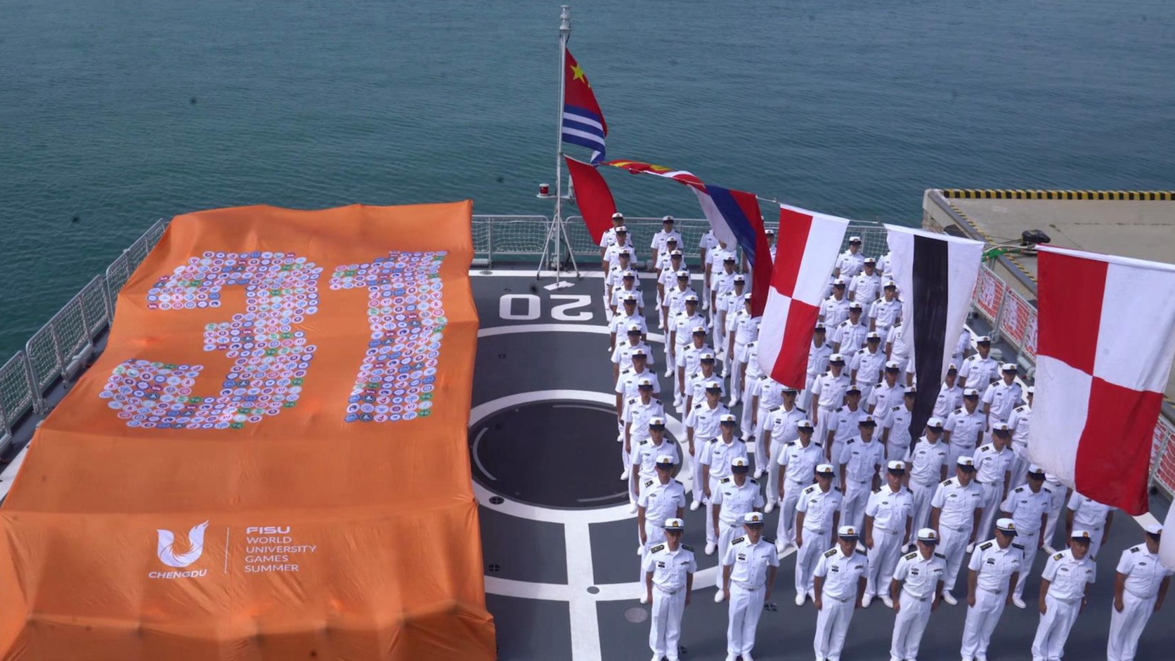 天府融媒看大运｜“蓉宝”送祝福 成都大运会吉祥物登上成都舰