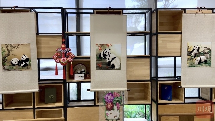 天府融媒看大运｜蜀绣在大运村里引领时尚潮流