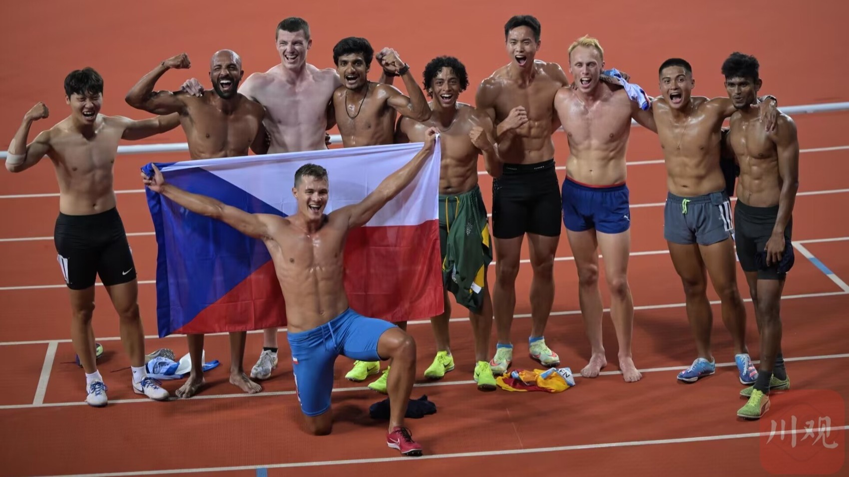 天府融媒看大运｜仪式感拉满！快来看这群秀肌肉的帅小伙