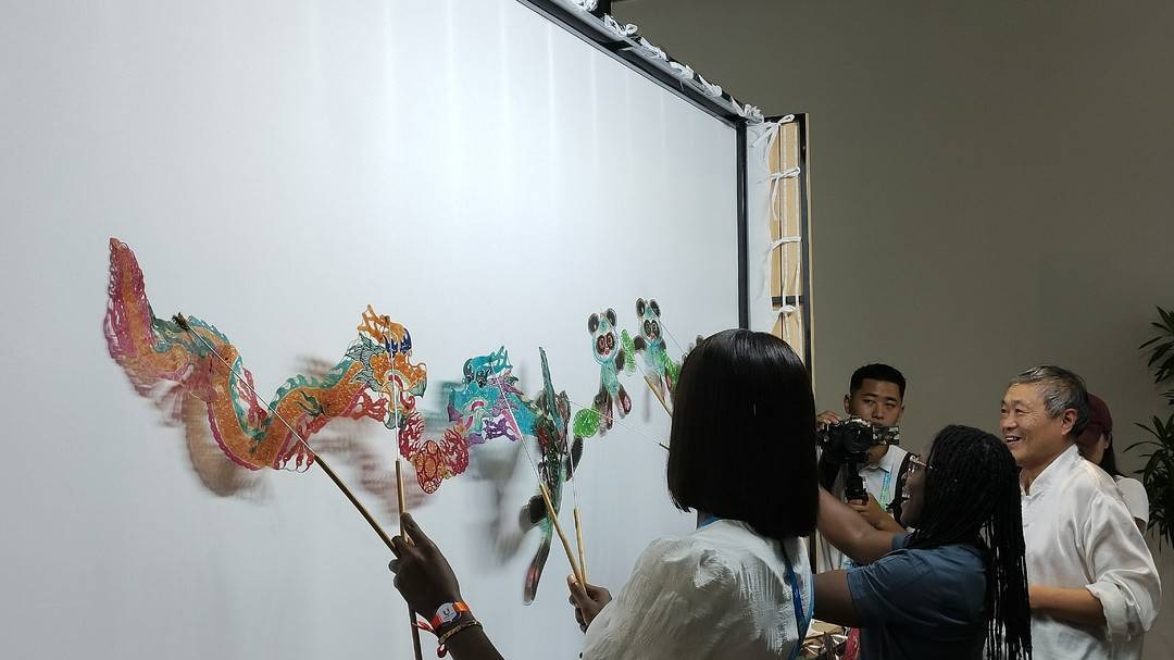 天府融媒看大运｜用面团捏个熊猫花花 成都大运会代表团与非遗传承人双向奔赴