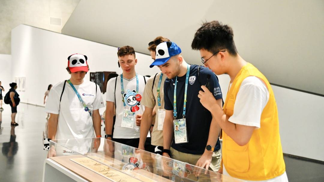 天府融媒看大运｜成都大运会外国运动员走进双年展 亲手体验中国书法之美