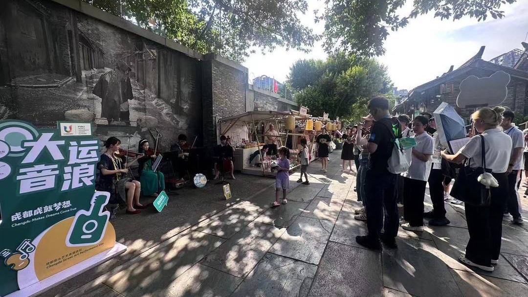 天府融媒看大运｜成都大运会代表团成员打卡街头 一边走一边“听懂”成都
