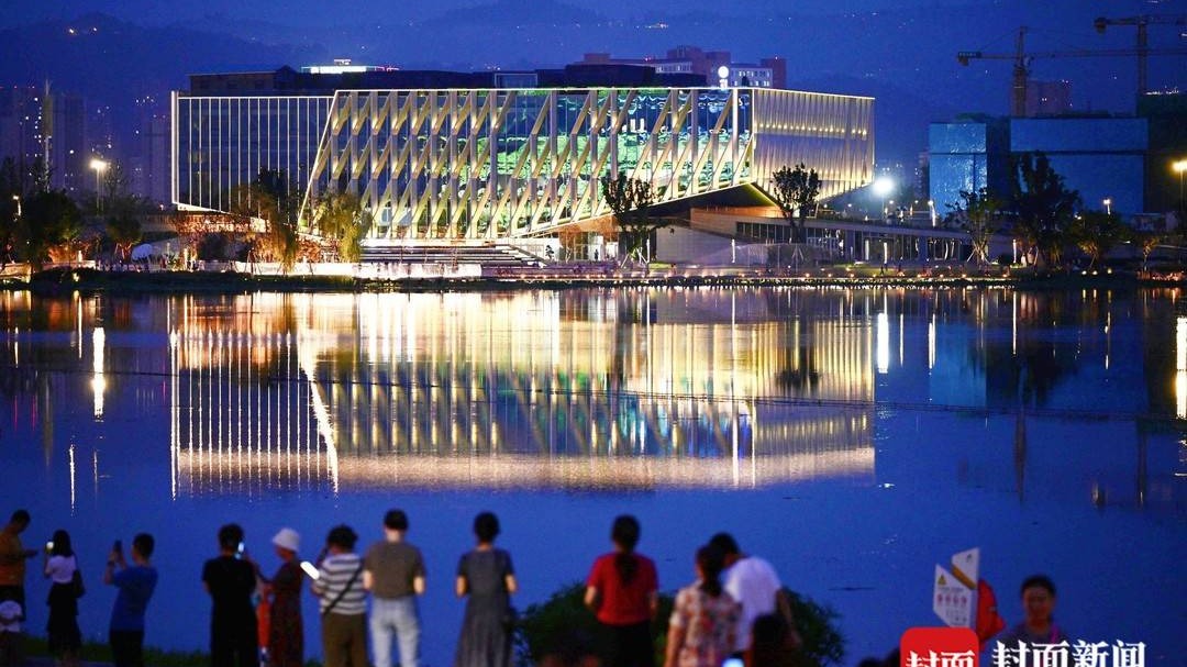 天府融媒看大运｜天涯共此时 超级月亮与大运火炬同框