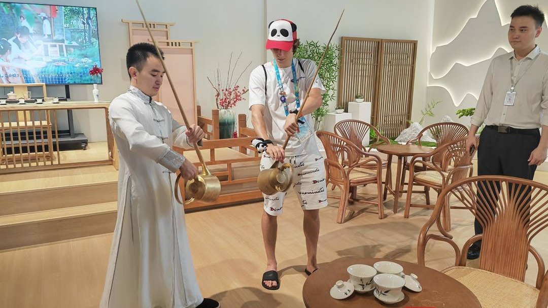 天府融媒看大运｜在街头走一走 成都大运会代表团体验四川非遗技艺