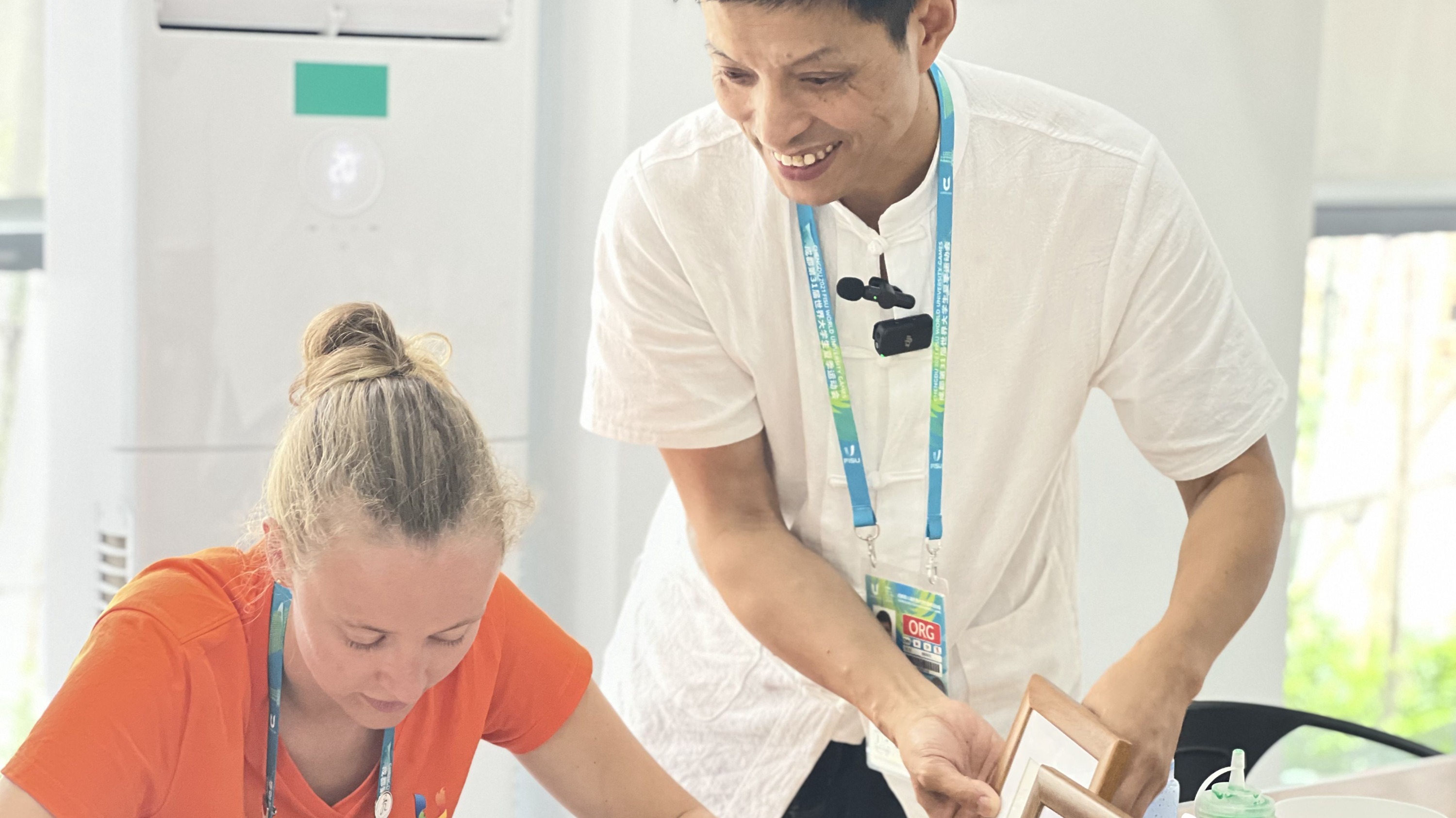 天府融媒看大运｜油纸伞下许愿，体验脸谱绘制……成都大运会上，他们被泸州“种草”了