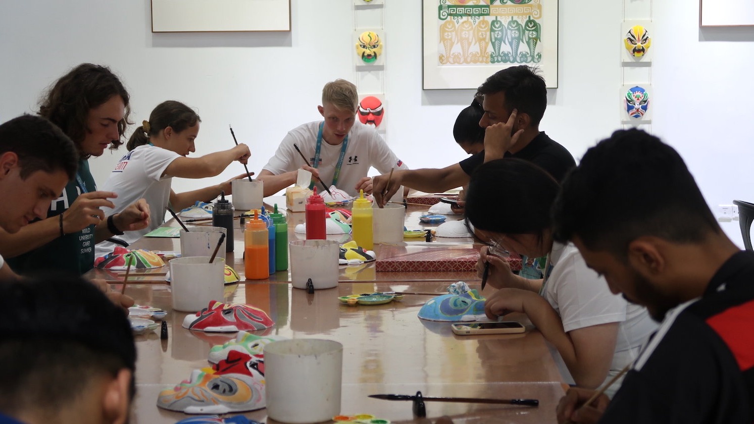 天府融媒看大运丨“脸谱DIY让我近距离感受中国文化的魅力”