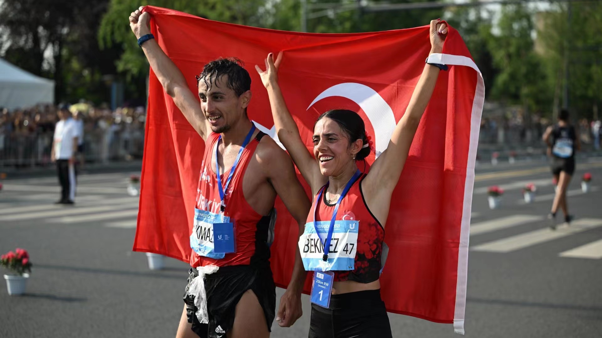 天府融媒看大运丨同日夺冠！土耳其兄妹包揽竞走20公里金牌！