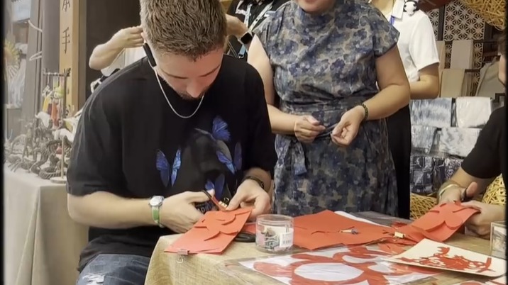 天府融媒看大运丨直呼过瘾！大运会代表团成员“打卡”成都街头